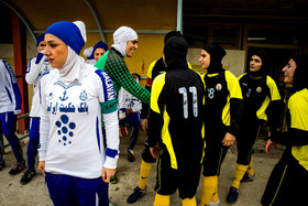 استقبال و خوش آمدگویی تیم ایلام به زمرد سلیمانی (دروازه‌بان تیم ملوان) 